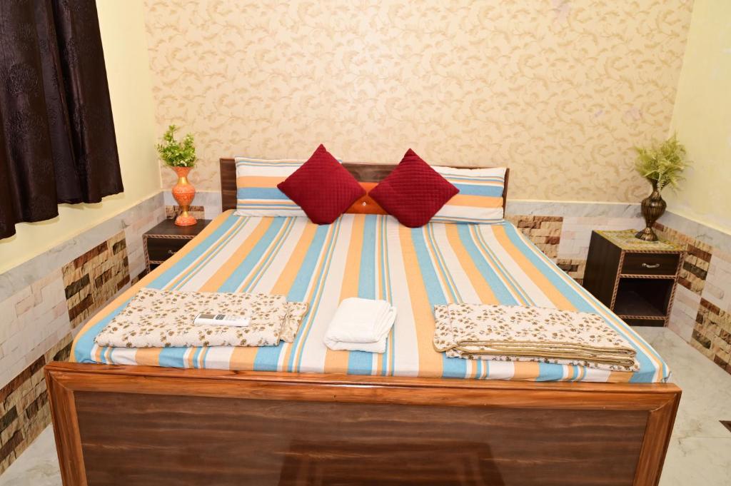Voodi või voodid majutusasutuse Ayodhya Darshanam toas