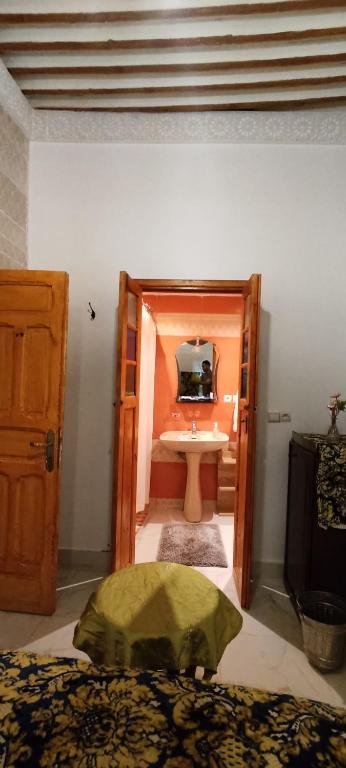Postel nebo postele na pokoji v ubytování DAR ALKATIB MEKNES