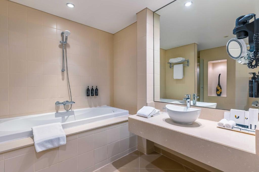 
Deluxe Room City View with One King Bed
