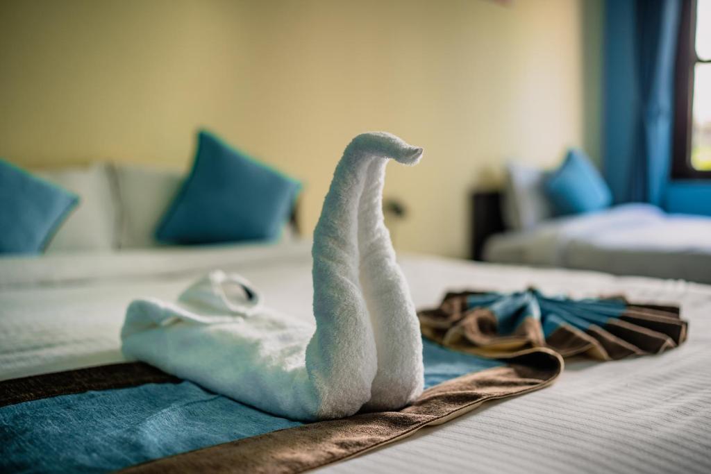سرير أو أسرّة في غرفة في Rest Up Thamel Hostel