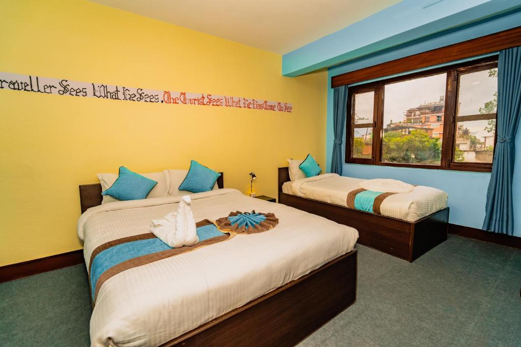 سرير أو أسرّة في غرفة في Rest Up Thamel Hostel