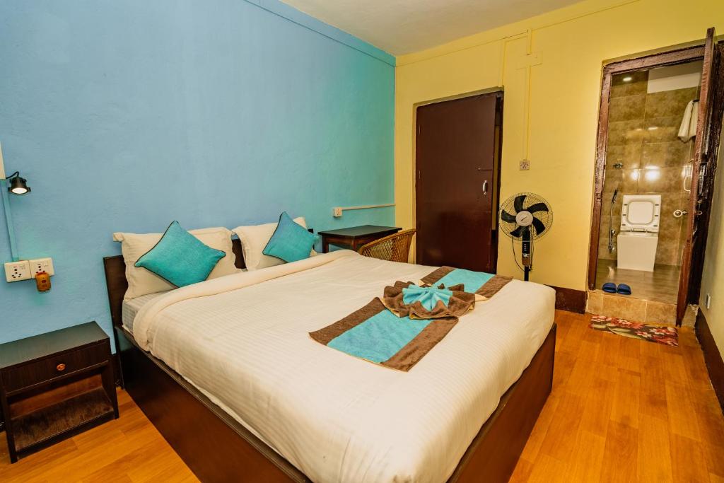 سرير أو أسرّة في غرفة في Rest Up Thamel Hostel