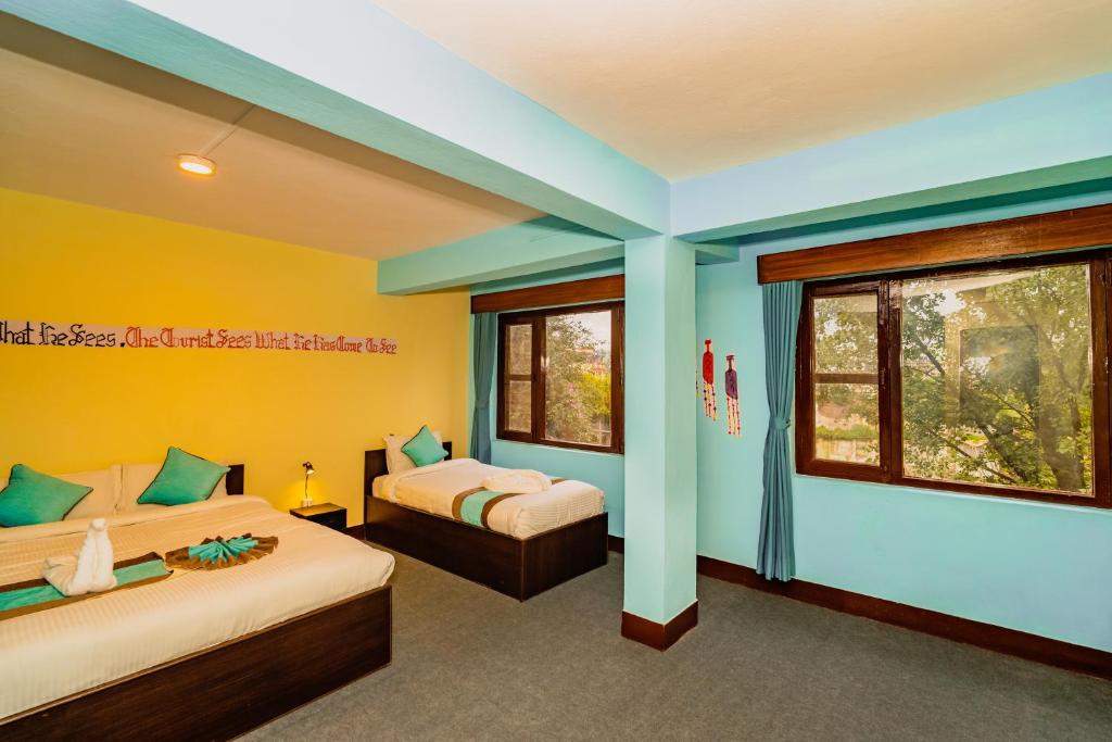 سرير أو أسرّة في غرفة في Rest Up Thamel Hostel