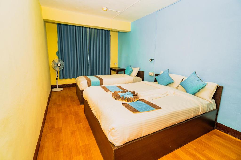 سرير أو أسرّة في غرفة في Rest Up Thamel Hostel