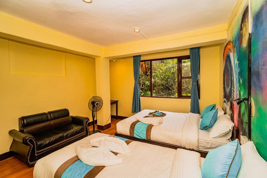 سرير أو أسرّة في غرفة في Rest Up Thamel Hostel