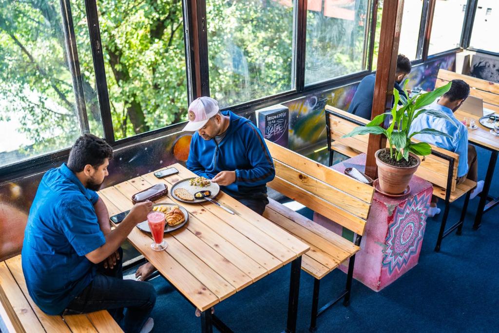 الضيوف المقيمون في Rest Up Thamel Hostel