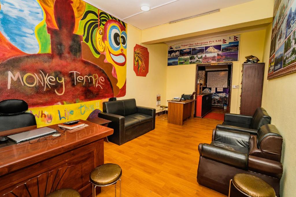 منطقة جلوس في Rest Up Thamel Hostel