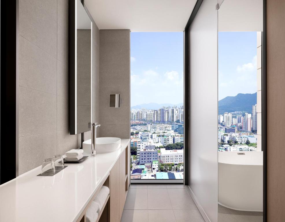 AC Hotel by Marriott Seoul Geumjeong - Camera King Deluxe Con Vista Città