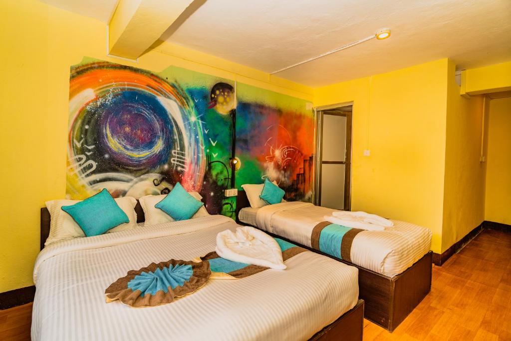 سرير أو أسرّة في غرفة في Rest Up Thamel Hostel