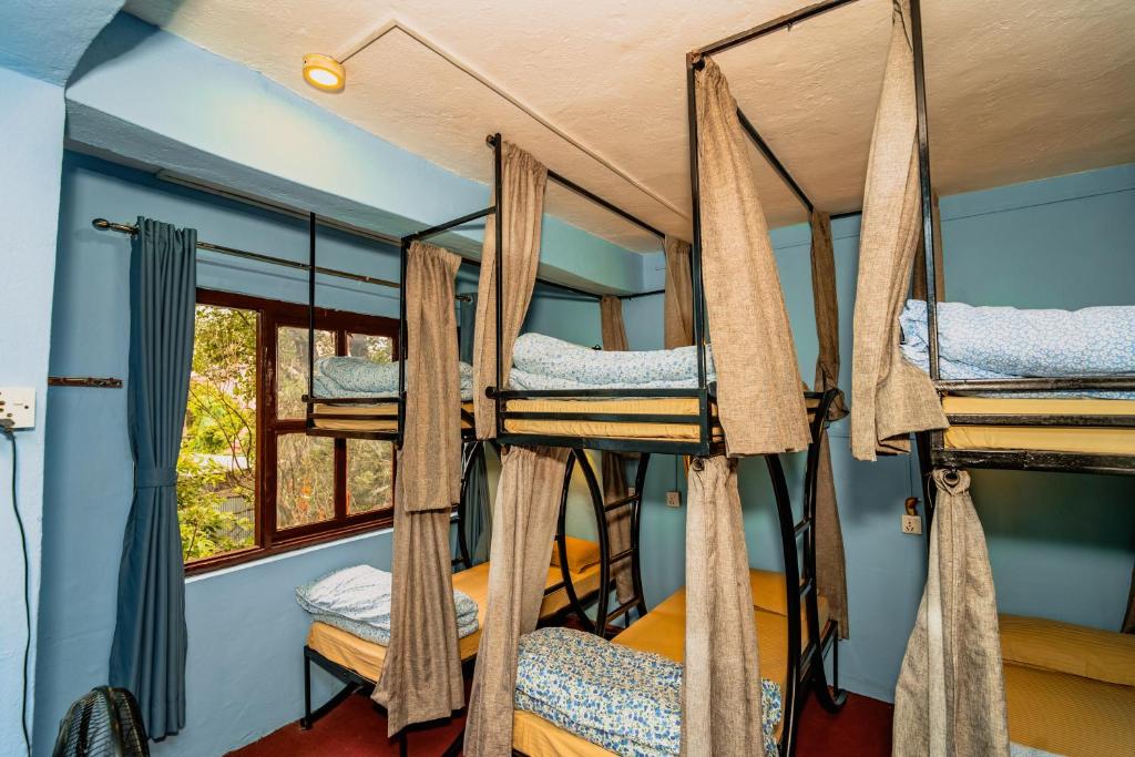 سرير أو أسرّة في غرفة في Rest Up Thamel Hostel
