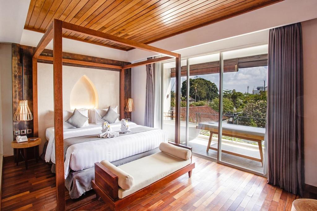 Letto o letti in una camera di Jimbaran Bay Beach Resort and Spa by Prabhu