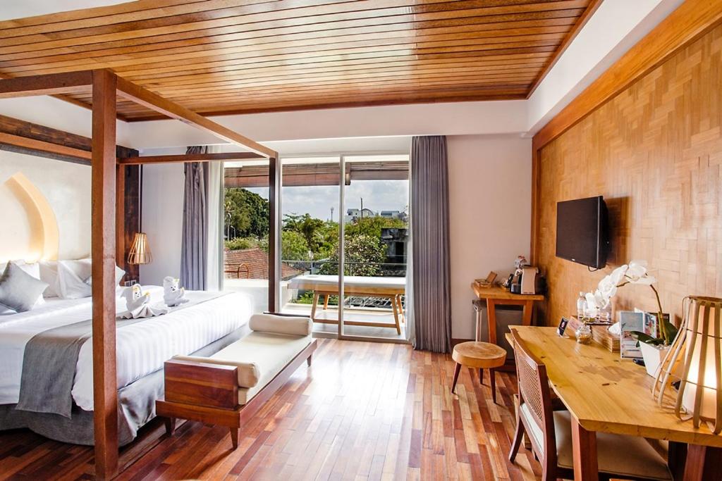 Letto o letti in una camera di Jimbaran Bay Beach Resort and Spa by Prabhu