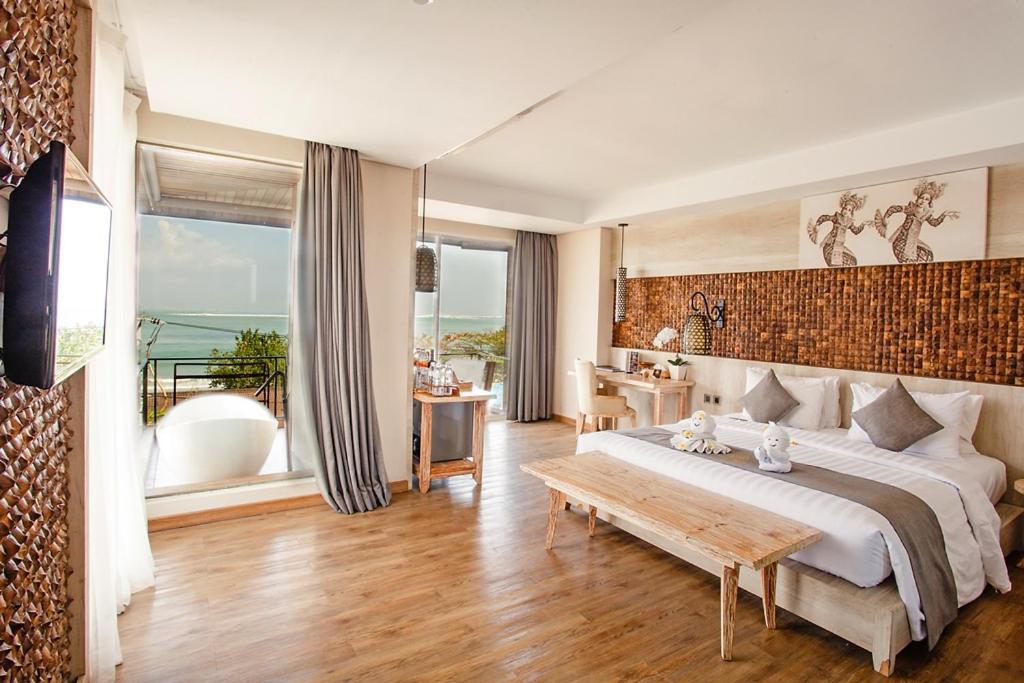 Letto o letti in una camera di Jimbaran Bay Beach Resort and Spa by Prabhu