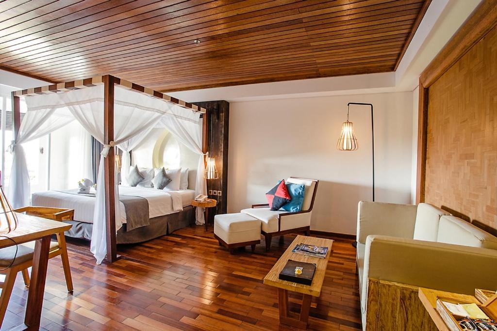 Letto o letti in una camera di Jimbaran Bay Beach Resort and Spa by Prabhu