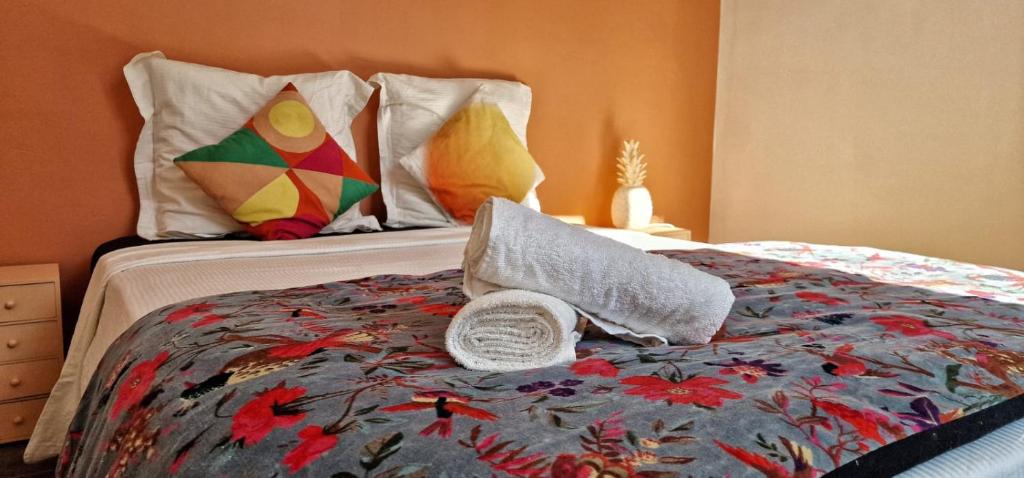 - un lit avec un oreiller dans l'établissement Le Cocon Niçois au Cœur de la Ville - Clim, à Nice