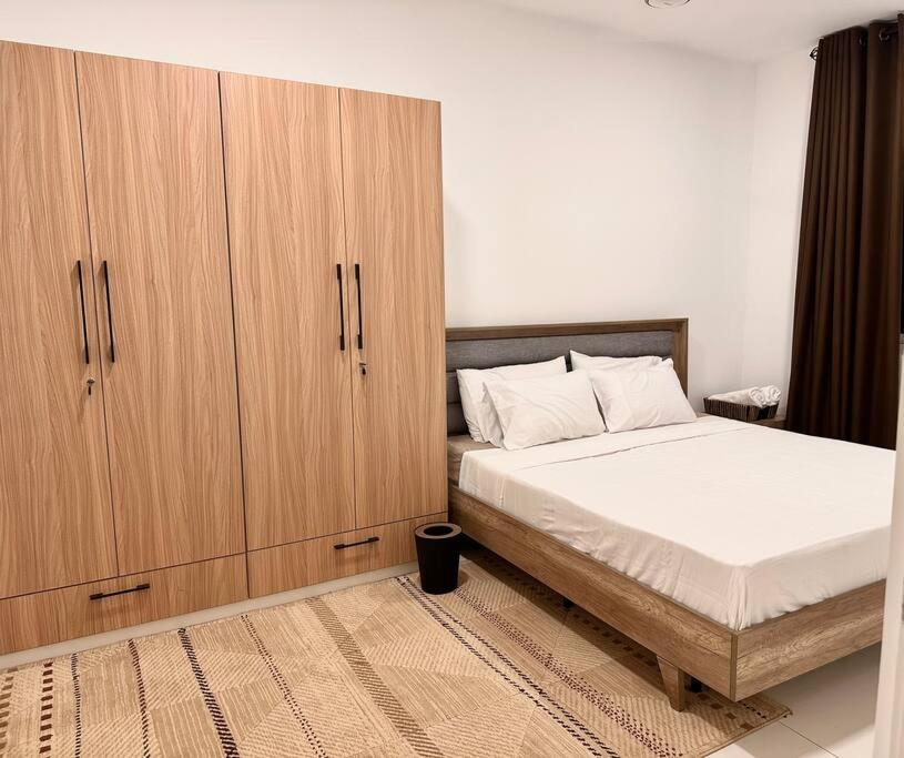 Postel nebo postele na pokoji v ubytování Spacious 2 BR Near Waters Edge