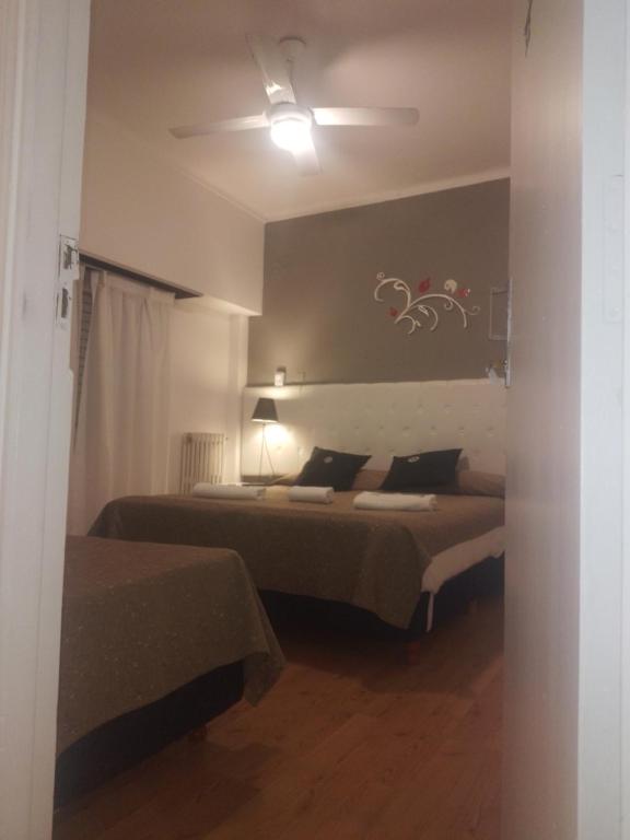 Postel nebo postele na pokoji v ubytování Dodo Suites