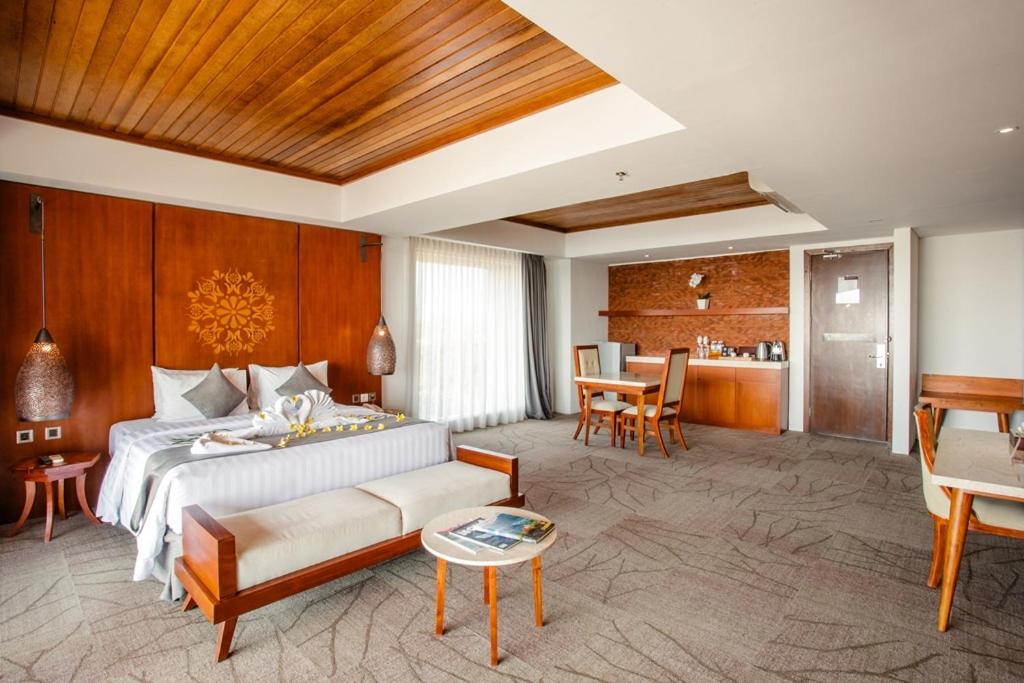 Letto o letti in una camera di Jimbaran Bay Beach Resort and Spa by Prabhu