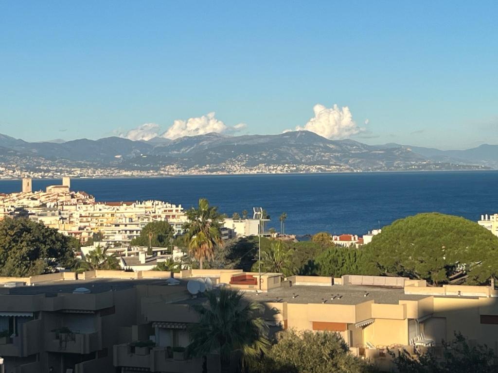 Elle offre une vue sur la ville, l'océan et les montagnes. dans l'établissement La Perle de Juan les Pins, à Juan-les-Pins