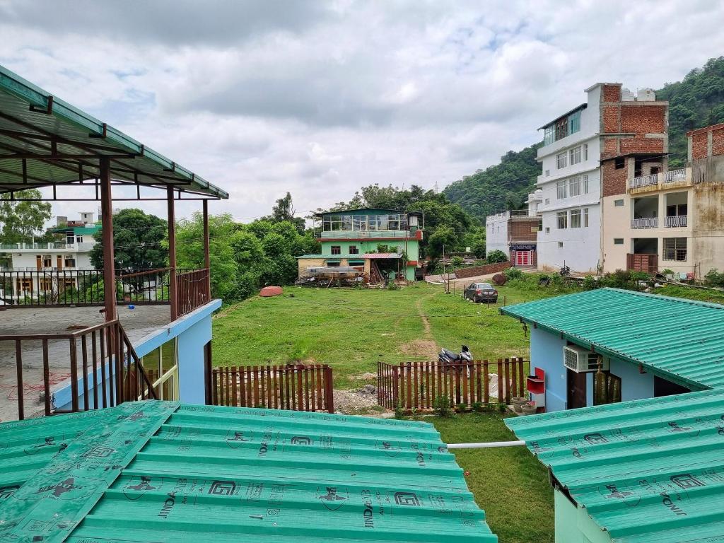 Nespecifikovaný výhled na hory nebo výhled na hory při pohledu z hostelu