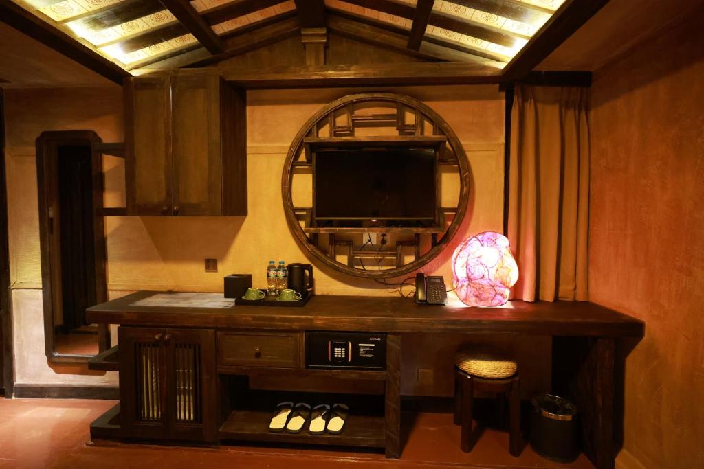 TV a/nebo společenská místnost v ubytování Kecho Legacy Hotel Hanoi & Spa