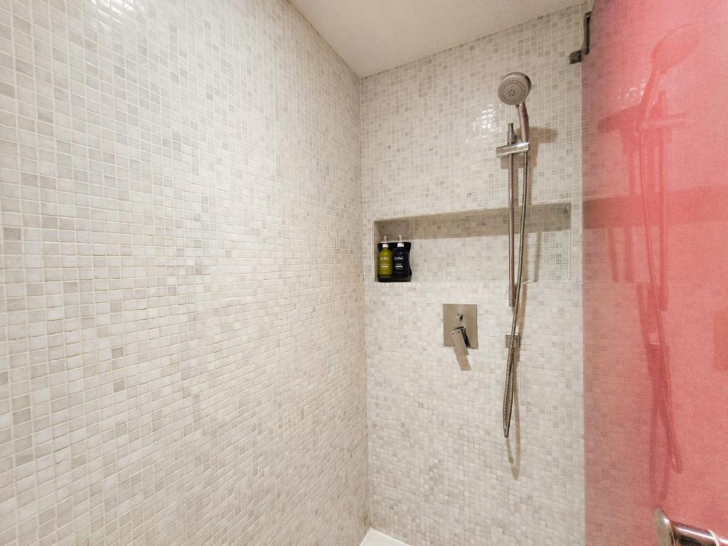 ห้องน้ำของ Citrus Sukhumvit 13 Nana Bangkok by Compass Hospitality - Newly Renovated
