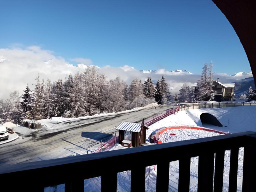 - un balcon offrant une vue sur une piste enneigée dans l'établissement Duplex en centre station des Coches - Ménage et linge de maison inclus, à La Plagne Tarentaise