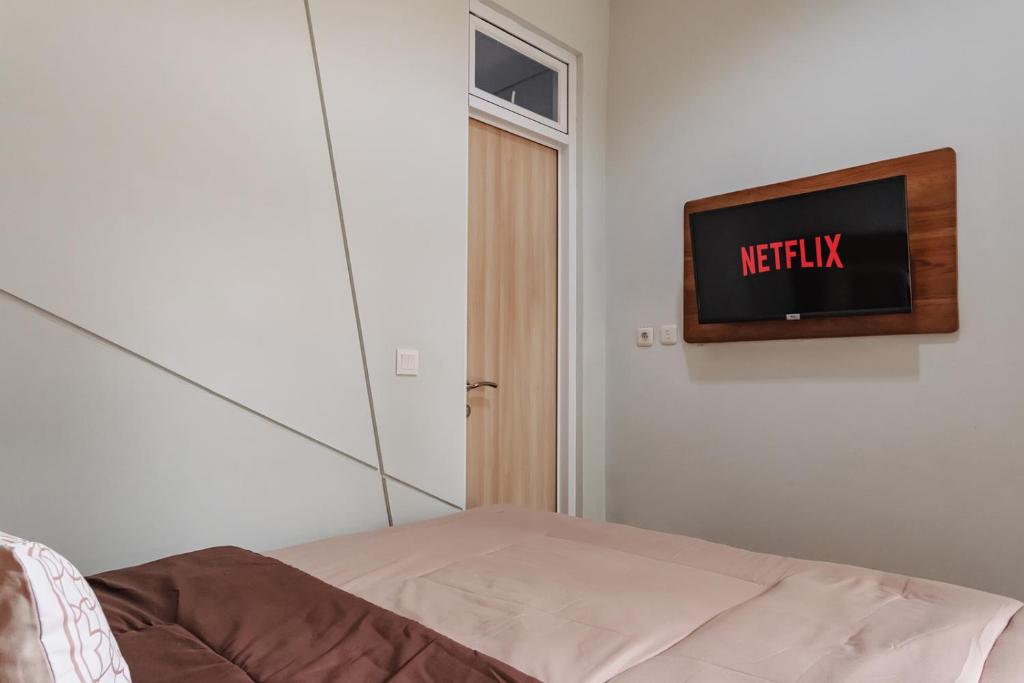 Calma Coliving at Bintaro, Tangerang Selatan - Deluxe Double Room