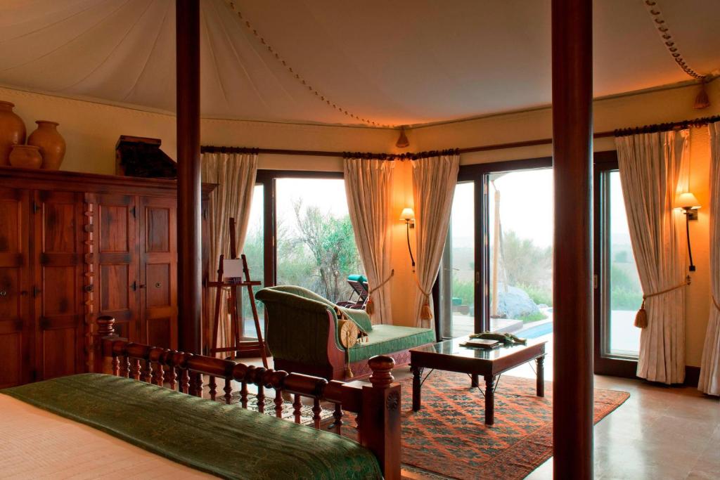 Postel nebo postele na pokoji v ubytování Al Maha, a Luxury Collection Desert Resort & Spa, Dubai