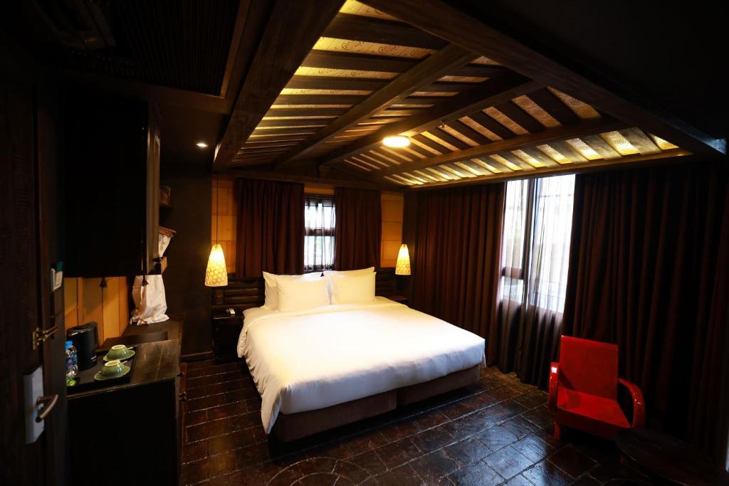 Postel nebo postele na pokoji v ubytování Kecho Legacy Hotel Hanoi & Spa