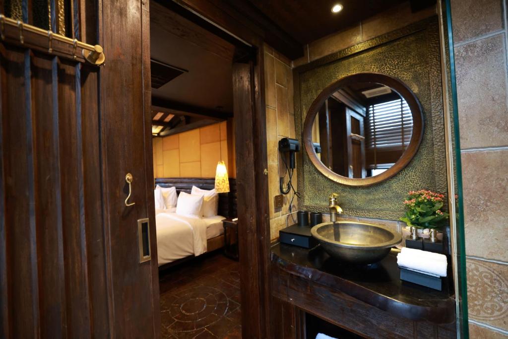 Postel nebo postele na pokoji v ubytování Kecho Legacy Hotel Hanoi & Spa