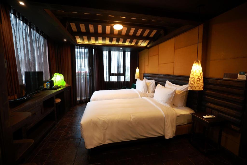 Postel nebo postele na pokoji v ubytování Kecho Legacy Hotel Hanoi & Spa