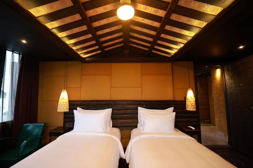 Postel nebo postele na pokoji v ubytování Kecho Legacy Hotel Hanoi & Spa