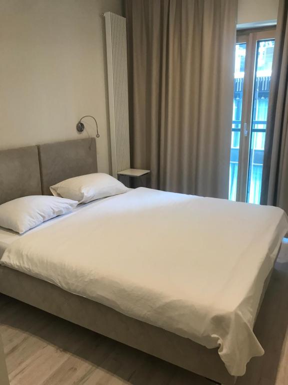 Platinum Towers Hotel Apartments - Junior Suite With Balcony