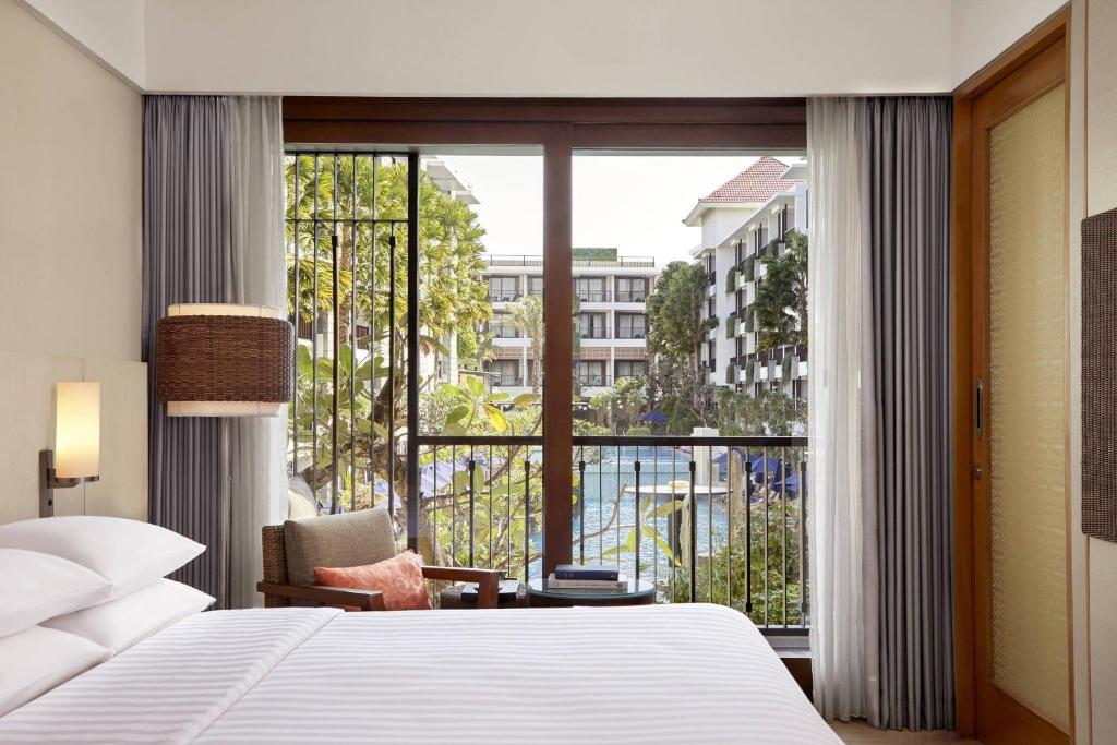 Postel nebo postele na pokoji v ubytování Courtyard by Marriott Bali Seminyak Resort