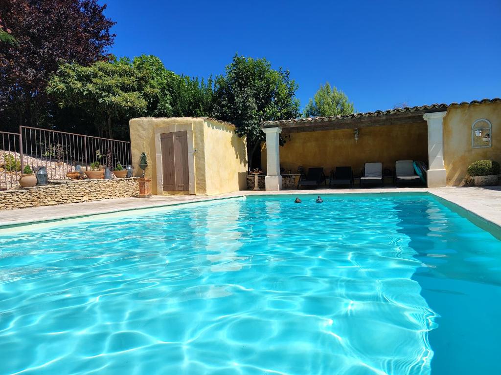 - une piscine dans une maison d'eau bleue dans l'établissement A bel air en Luberon, à Gargas