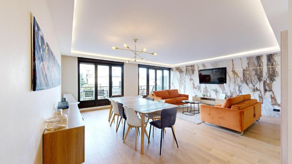 une salle à manger et un salon avec une table et des chaises dans l'établissement Bluestay 56 - Superbe appartement à Paris, à Paris