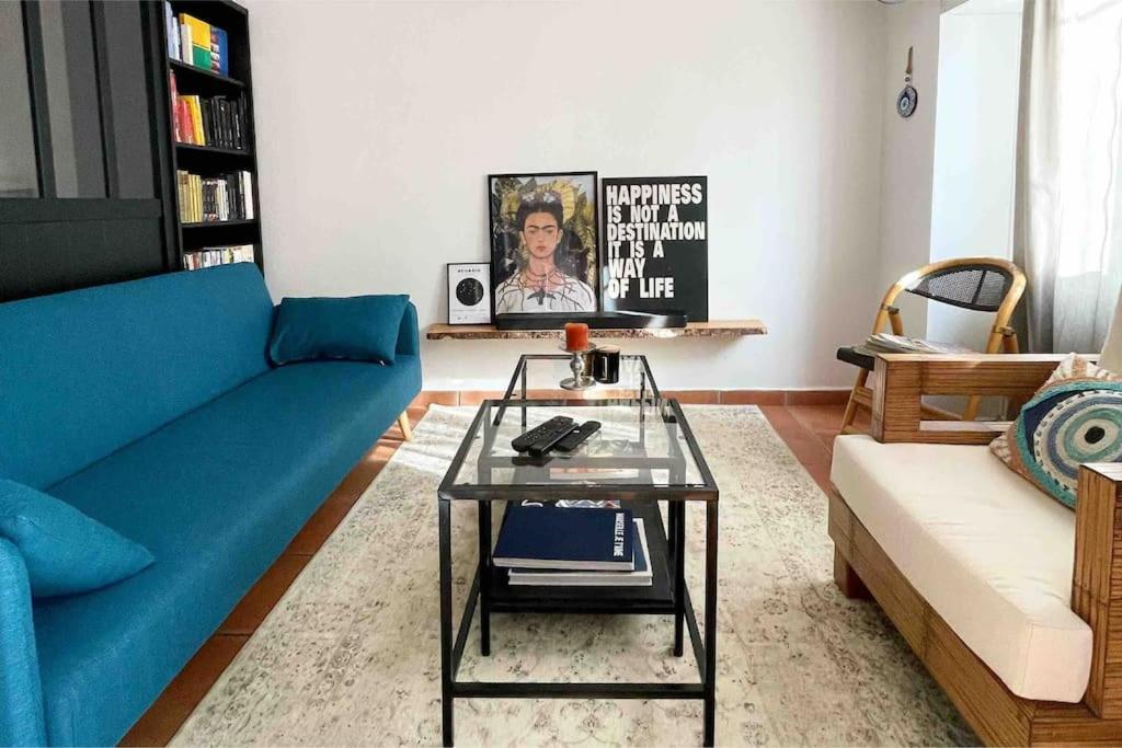 un salon avec un canapé bleu et une table dans l'établissement Appartement Plage de Ferrieres, à Martigues