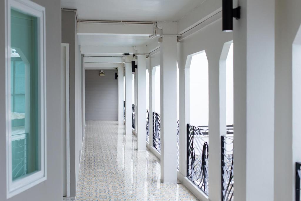 The Light House at Town Phuket - Resim 11