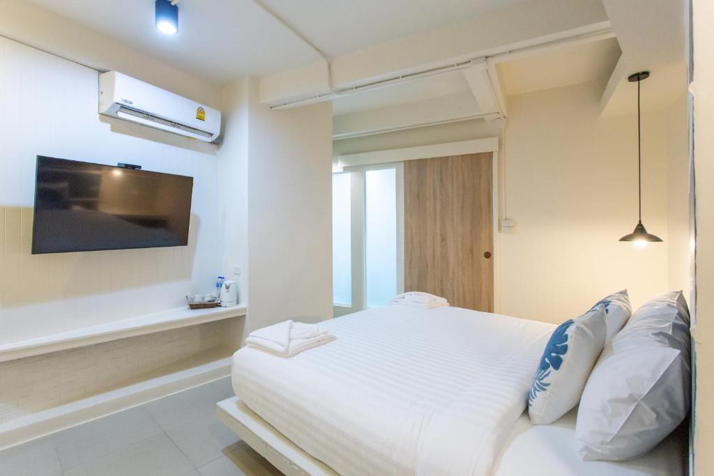 The Light House at Town Phuket - Resim 14