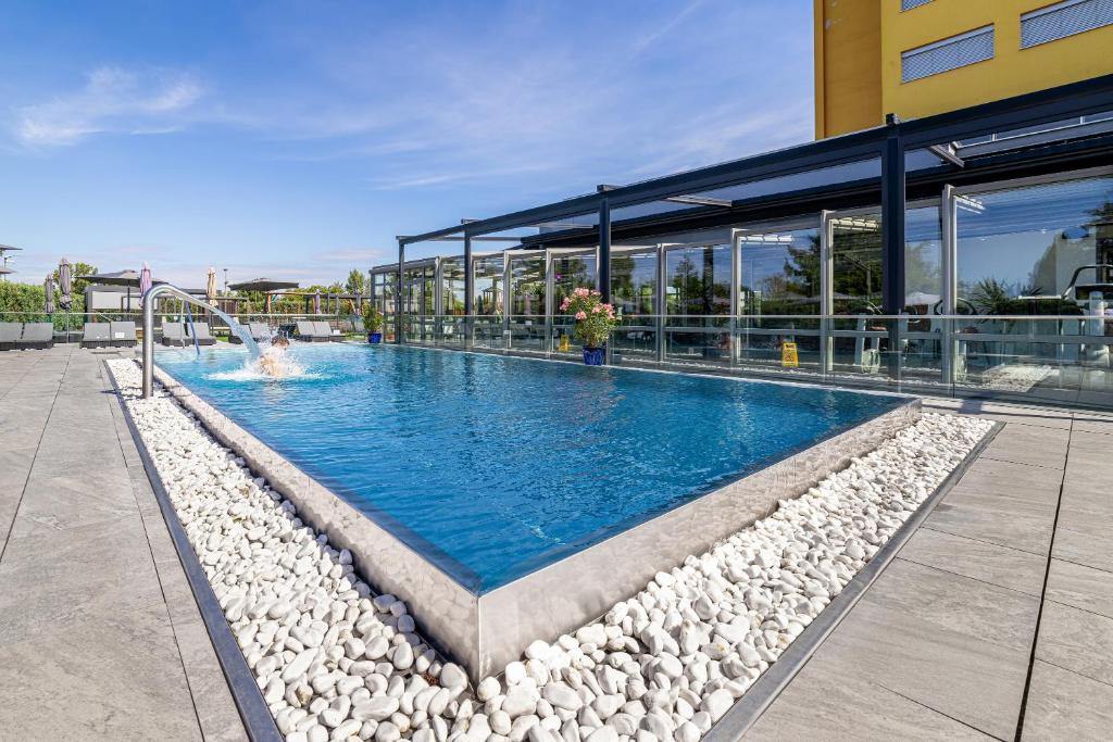 Bazén v ubytování Hotel Aura Design & Garden Pool nebo v jeho okolí