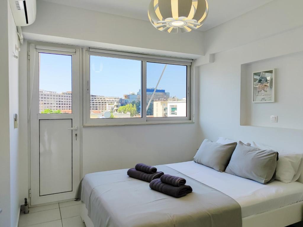 Posteľ alebo postele v izbe v ubytovaní KYMA Apartments - Athens Acropolis 14