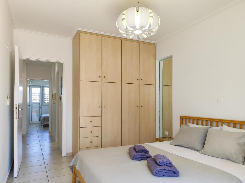Posteľ alebo postele v izbe v ubytovaní KYMA Apartments - Athens Acropolis 14