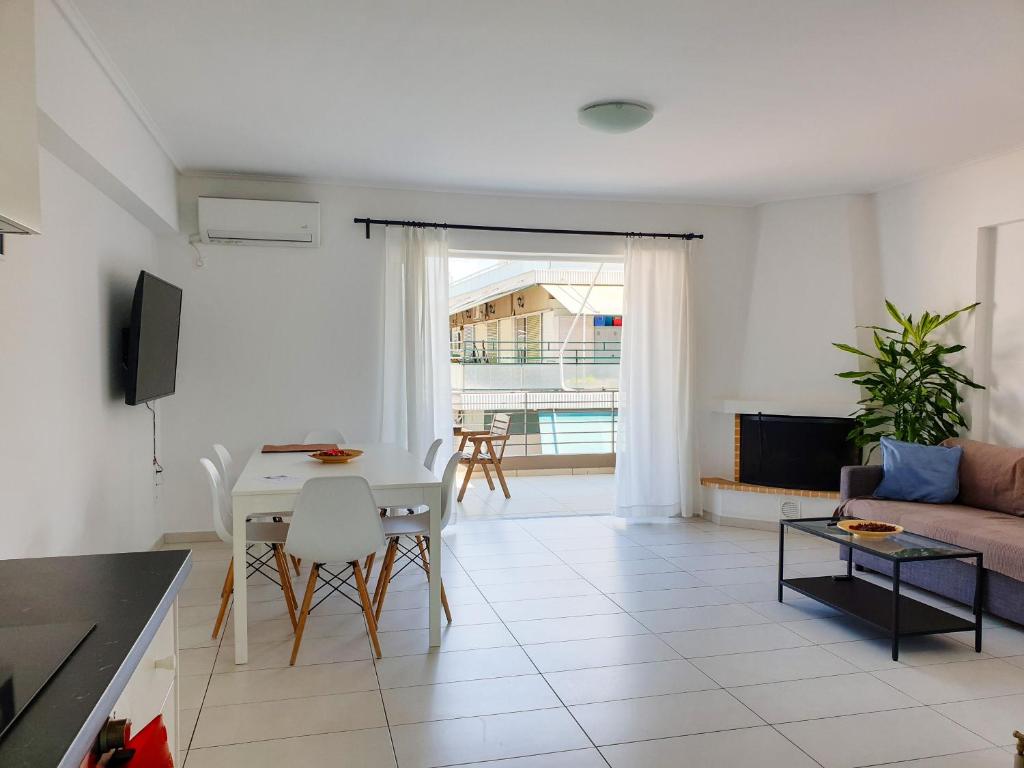 Televízia a/alebo spoločenská miestnosť v ubytovaní KYMA Apartments - Athens Acropolis 14