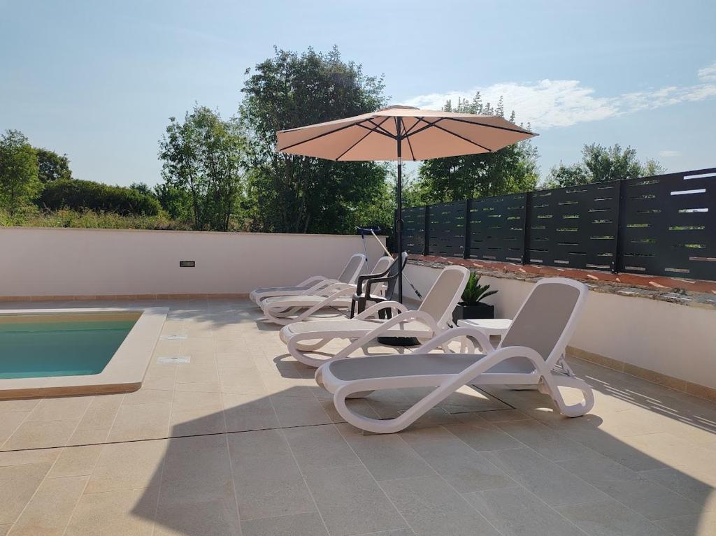 Bazén v ubytování Apartments Oleander Lovrečica-residence with pool nebo v jeho okolí