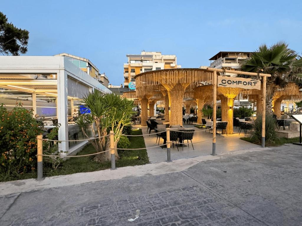 a courtyard with tables and chairs and a restaurant at Comfort Suites in Golem
