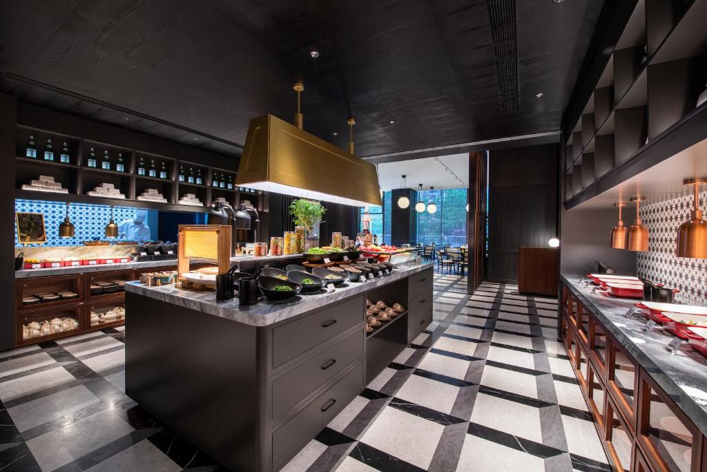 Kuchyň nebo kuchyňský kout v ubytování IntercityHotel Xi'an Dayan Pagoda by DH