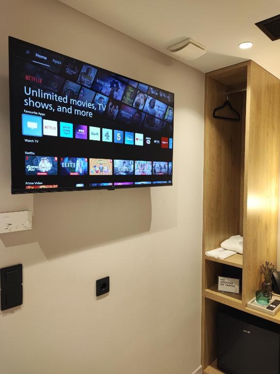 TV a/nebo společenská místnost v ubytování Regal Hotel Mitropoleos