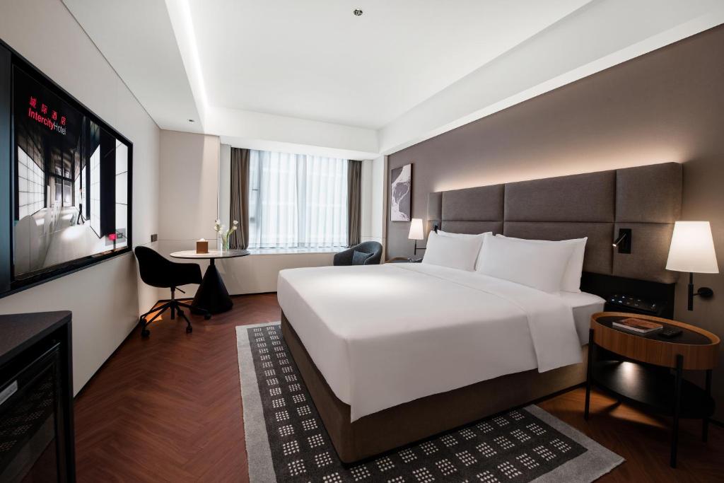 Postel nebo postele na pokoji v ubytování IntercityHotel Xi'an Dayan Pagoda by DH