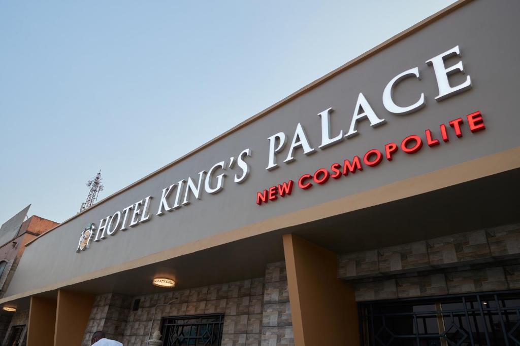 ein Gebäude mit einem Schild, das den Palast der Könige liest in der Unterkunft Hotel King's Palace in Lubumbashi